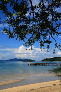 un muelle en el agua con un barco en el agua en Koh Mak Resort, en Ko Mak