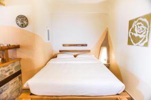 A bed or beds in a room at Victoria's Country Apartments