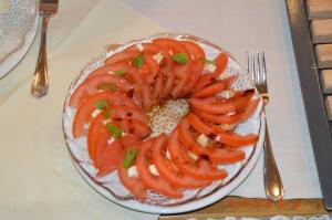 un piatto di cibo con pomodori su un tavolo di Aktivhotel Alter Kaiser a Bad Ems
