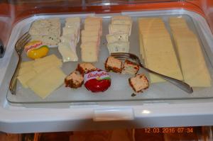einem mit Käse und anderen Lebensmitteln gefüllten Plastikbehälter in der Unterkunft Aktivhotel Alter Kaiser in Bad Ems