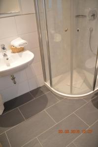 La salle de bains est pourvue d'une douche et d'un lavabo. dans l'établissement Aktivhotel Alter Kaiser, à Bad Ems