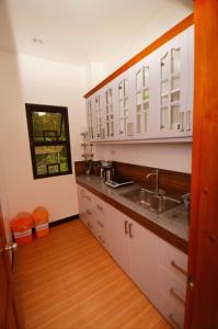 Η κουζίνα ή μικρή κουζίνα στο Tatay Seseng's Apartment