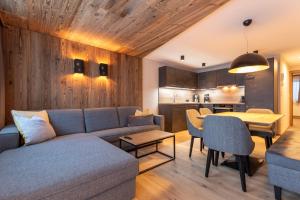 een woonkamer met een bank en een tafel bij A CASA Aquamarin in Sölden