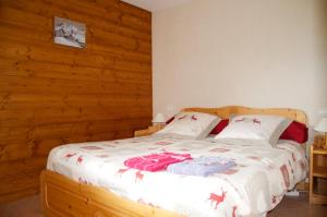 1 dormitorio con 1 cama con pared de madera en Gîte de La Belle Étoile en Mercury