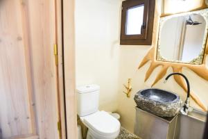 A bathroom at Victoria's Country Apartments