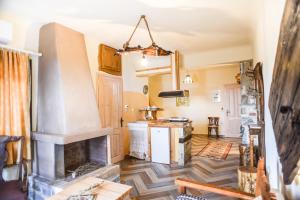 A kitchen or kitchenette at Victoria's Country Apartments