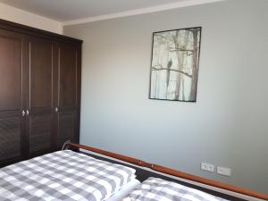 a bedroom with a bed and a picture on the wall at Ferienwohnung Seeblick Lausitzer Seenland in Großräschen