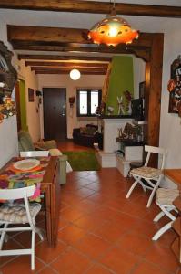 - un salon avec une table et des chaises dans l'établissement Casa Orso Marsicano a 15 minuti da Roccaraso, à Rionero Sannitico