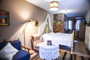 A bed or beds in a room at Victoria's Country Apartments
