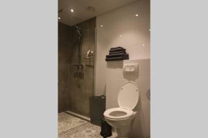 Bilik mandi di Ruim appartement in prachtige fiets-wandelomgeving +19 gambar