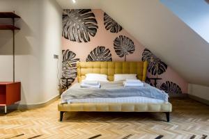 een slaapkamer met een geel bed op een zolder bij K52 luxury 4BDRM 4BTHRM apartment in Boedapest