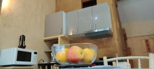 a bowl of apples on a counter in a kitchen at Gites Climatisés Piscine Chauffée La Balancelle in Saint-Rémy-de-Provence