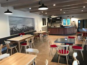 Restaurace v ubytování Krähenberg am Rande der Wildnis