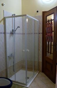 una doccia con cabina in vetro in bagno di Casa "La Fucina" a Melle