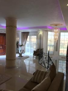 uma sala de estar com um sofá e um lustre em Trio Villa with coverable private pool in compound near Mall of Egypt em Sheikh Zayed