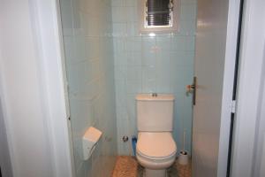 ロザスにあるGlobal Immo 2112 Hort De Marのバスルーム(シャワー内の白いトイレ付)