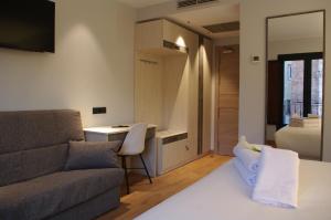 a living room with a couch and a desk at Hotel NERU con Encanto in León