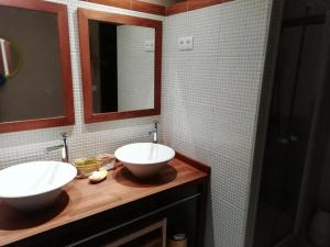 un bagno con due lavandini e due specchi di La maison de vos vacances a Claret Altre 36 foto