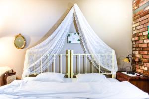 A bed or beds in a room at Victoria's Country Apartments