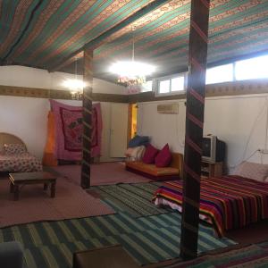 um quarto com uma cama e um sofá num quarto em Peace Tent em Kfar Rut