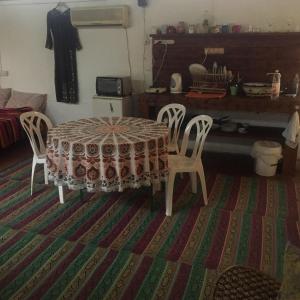 uma mesa e cadeiras numa sala de estar com uma mesa e uma mesa em Peace Tent em Kfar Rut