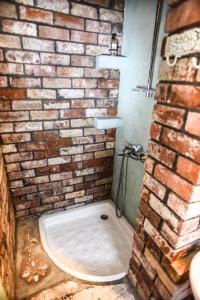 A bathroom at Victoria's Country Apartments