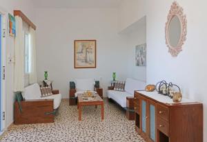- un salon avec un canapé et une table dans l'établissement Angela Beach Apartments, à Votsalákia
