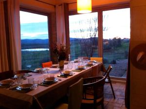 una mesa en una habitación con una ventana grande en Villa Belvedere, en Marsiliana