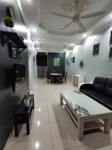 een woonkamer met een bank en een tafel bij DF ZaheenulFitri Homestay (Muslim Homestay) in Seremban
