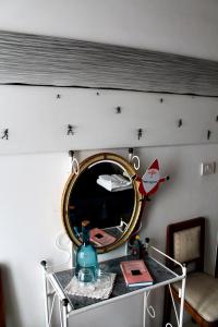 un miroir sur une table avec des étoiles sur le mur dans l'établissement Il Mulino di Amleto - Bed and Breakfast letterario, à Molfetta