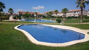 duży basen w parku z budynkiem w obiekcie Fabuloso alojamiento compuesto por 4 chalets adosados de lujo en Panorámica Golf para 28 personas piscina con CIRCUITO SPA w mieście San Jorge