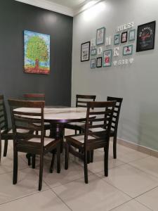 uma sala de jantar com mesa e cadeiras em DF ZaheenulFitri Homestay (Muslim Homestay) em Seremban