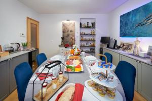 Anastasia Suites Zagreb في زغرب: غرفة طعام مع طاولة عليها طعام