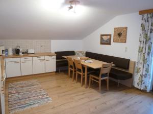 a kitchen and dining room with a table and chairs at Appartement Hauser in Stumm