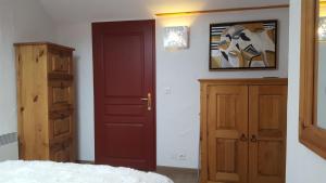 een slaapkamer met een rode deur en een houten kast bij Duplex Les Périades 18 in Saint-Gervais-les-Bains