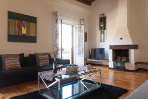 un soggiorno con divano e tavolino da caffè di Terrazza Politeama a Palermo