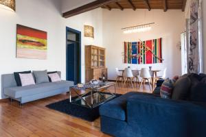 un soggiorno con divano blu e tavolo di Terrazza Politeama a Palermo