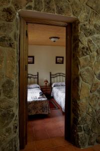 Кровать или кровати в номере casa rio alberche y el cortijo de gredos