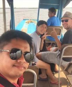 eine Gruppe von Menschen, die auf einem Boot sitzen in der Unterkunft ST 63 Home Stay & Tour Kampong Khleang in Kâmpóng Khleăng