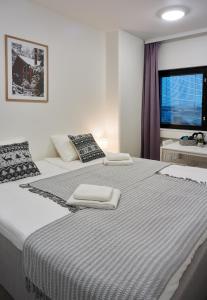 - une chambre avec 2 lits et une fenêtre dans l'établissement Inn Tourist Hostel, à Helsinki
