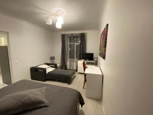 ein Schlafzimmer mit einem Bett und ein Wohnzimmer in der Unterkunft Sky Apartments Riga in Riga