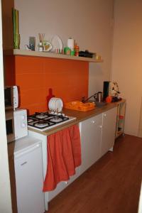 a kitchen with a stove and a microwave at i 2 puttini in Catania