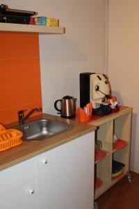 a kitchen counter with a sink and a microwave at i 2 puttini in Catania