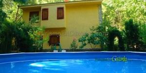 una casa y una piscina frente a una casa en CASA DE LA LUNA, en Arroyo Frío