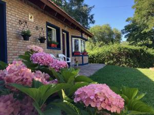 Preludio في فيلا جنرال بيلجرانو: منزل أمامه زهور وردية
