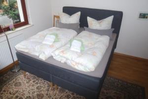 Ein Bett oder Betten in einem Zimmer der Unterkunft Ferienwohnung "Hedwig"
