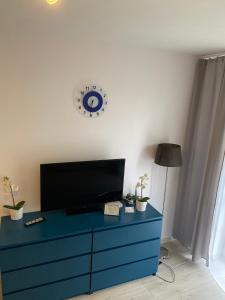 Televízia a/alebo spoločenská miestnosť v ubytovaní Apartamenty Bursztynowe w Kołobrzegu Sun&Relax