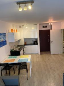 Kuchyňa alebo kuchynka v ubytovaní Apartamenty Bursztynowe w Kołobrzegu Sun&Relax