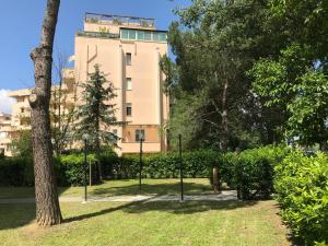een groot gebouw midden in een park bij Appartamenti Angelica Ospedale cisanello in Pisa