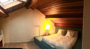 um quarto com uma cama e um tecto em madeira em Ático, Islantilla na Islantilla